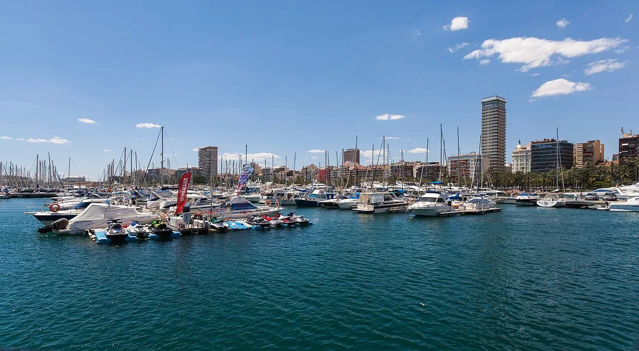 Alicante Marina Hotels: Compare Settings and Room Views