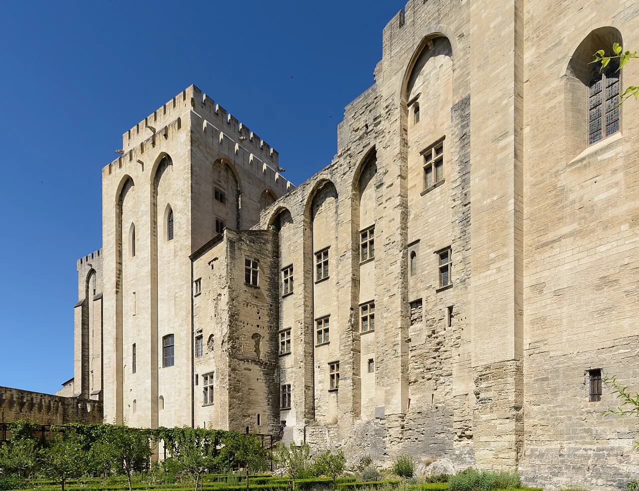Avignon Luxury Hotels: Room Layouts, Terraces and Pool Choices