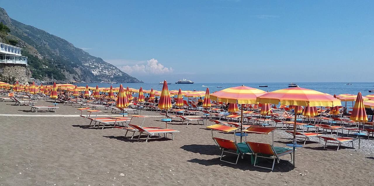 Beachfront Hotels on the Amalfi Coast: Shore and Room Choices