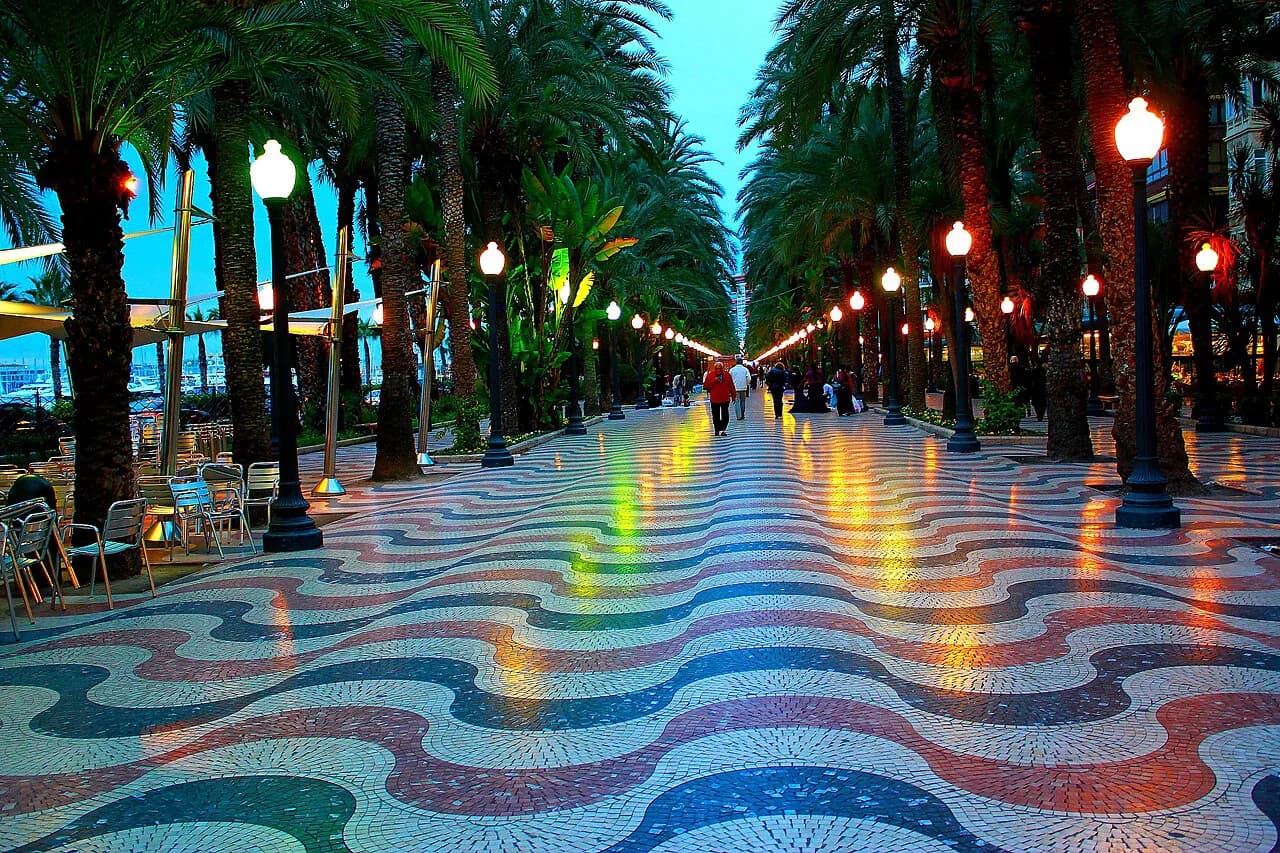 Cheap Hotels in Alicante: Rooms, Beds and Added Costs