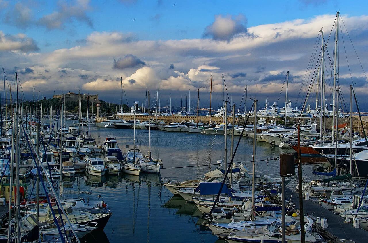 Cheap Hotels in Antibes: Rooms and Reception Compared