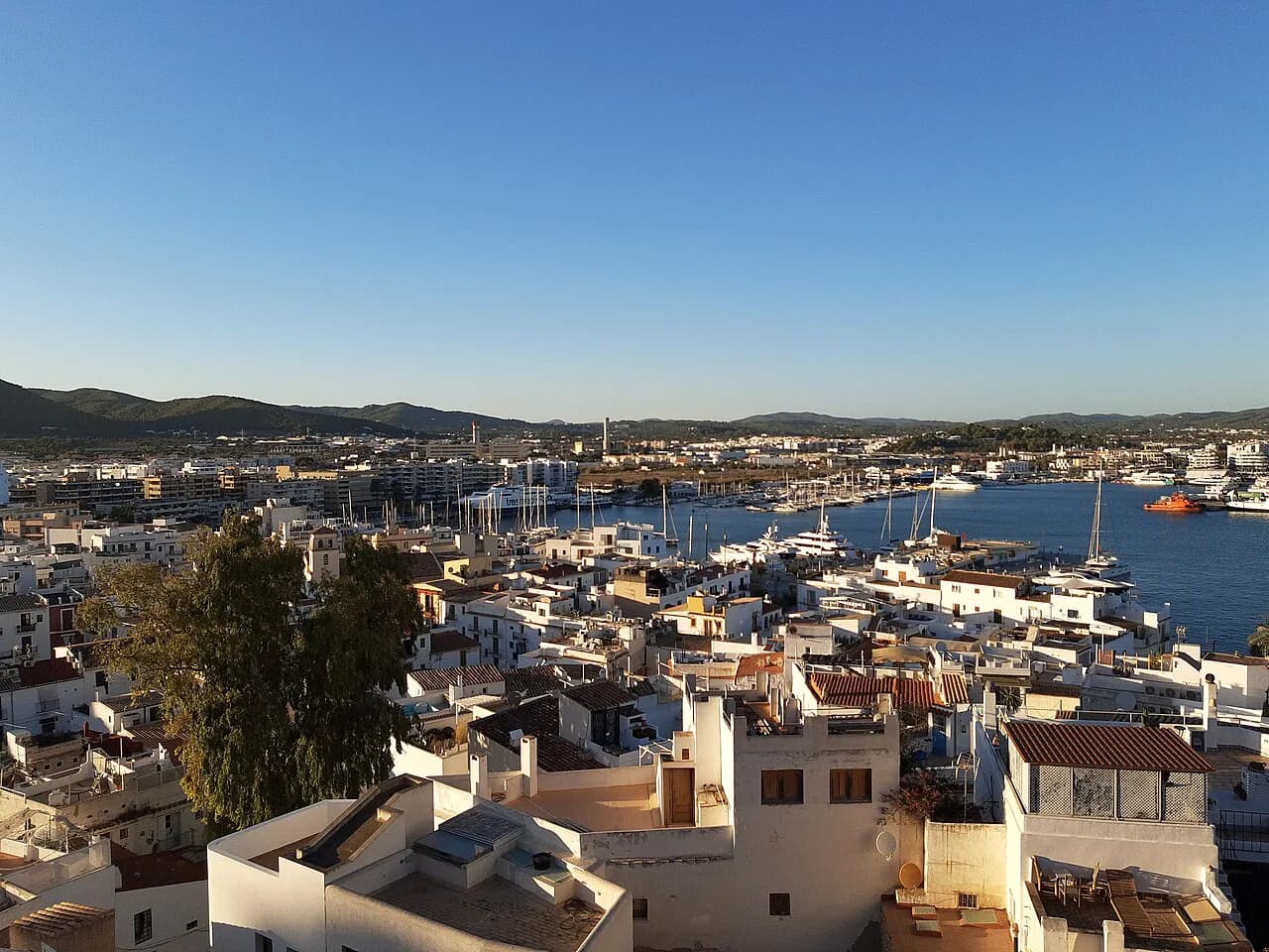 Cheap Hotels in Ibiza Town: Bathrooms, Beds and Studios
