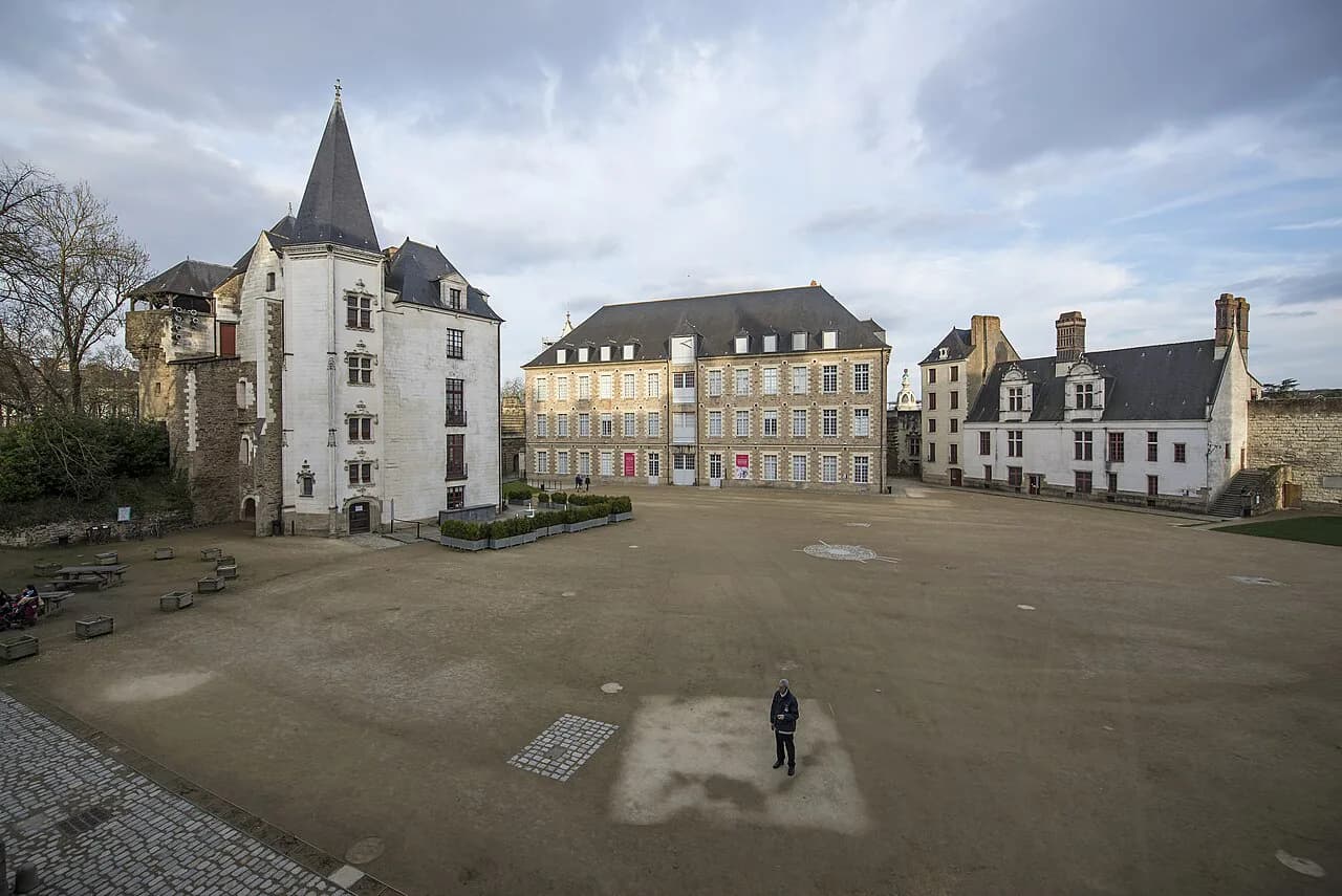 Cheap Hotels in Nantes: Central Rooms or an Airport Base