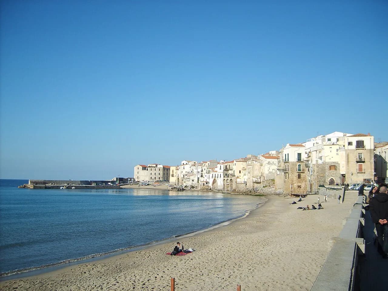 Cheap Hotels in Sicily: Compare Taormina and Cefalu Rooms