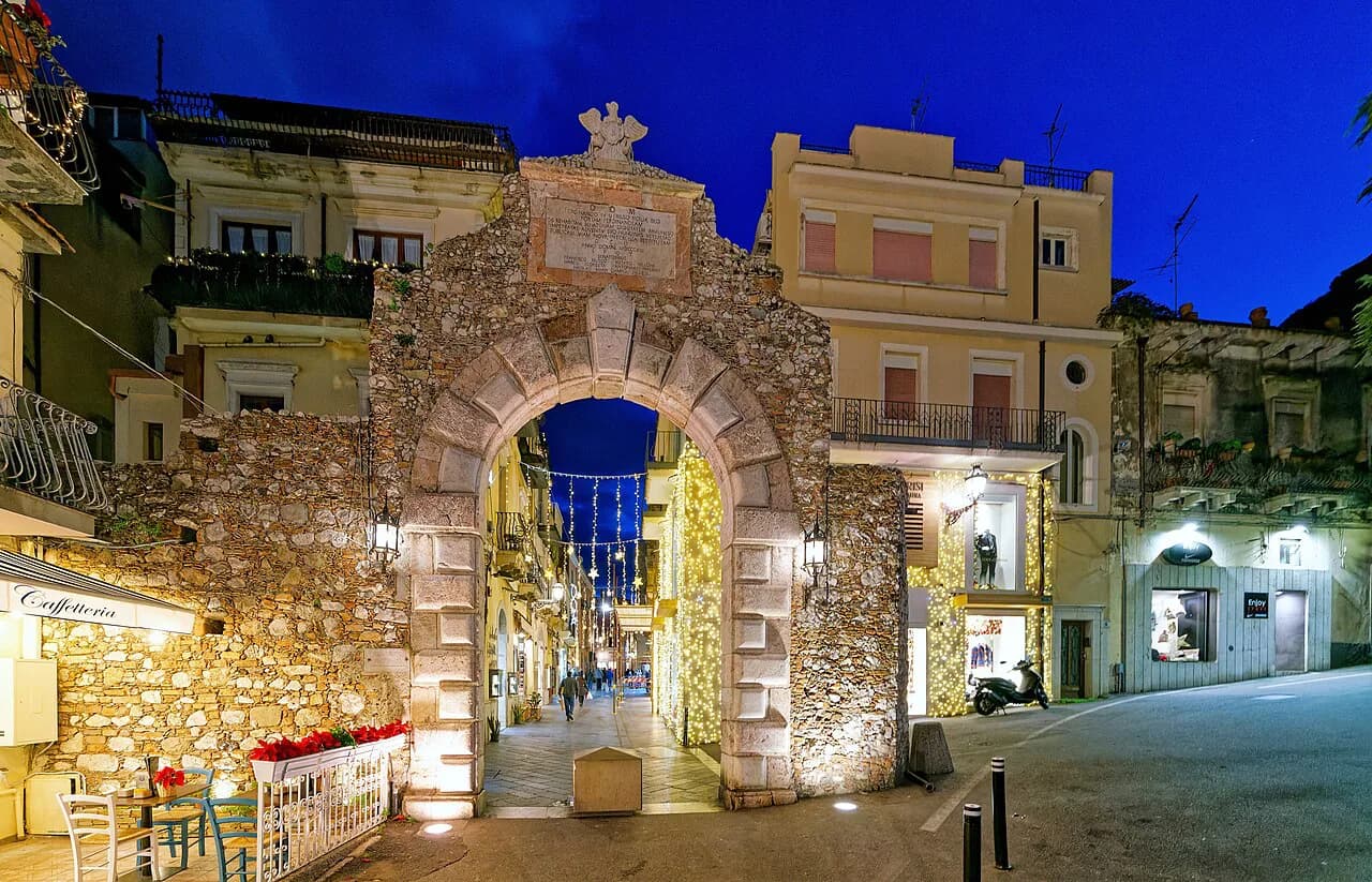 Cheap Hotels in Taormina: Room Choices and Arrival Costs Compared