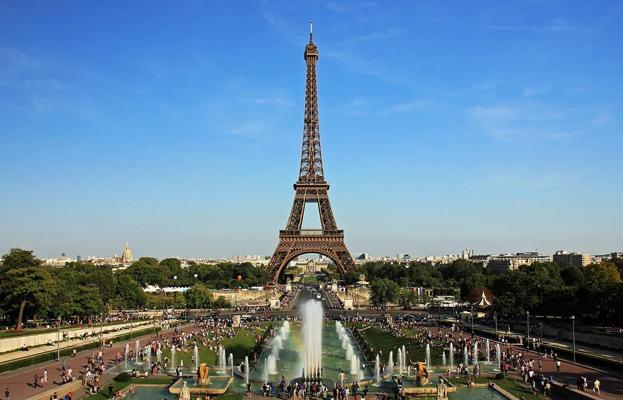 Hotels Near the Eiffel Tower: Paris Rooms and View Choices