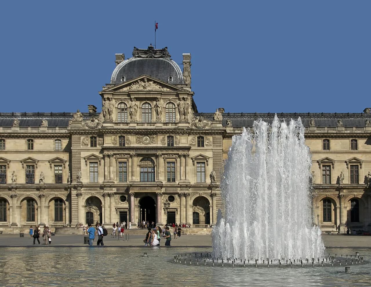 Hotels Near the Louvre in Paris: Views and Room Layouts