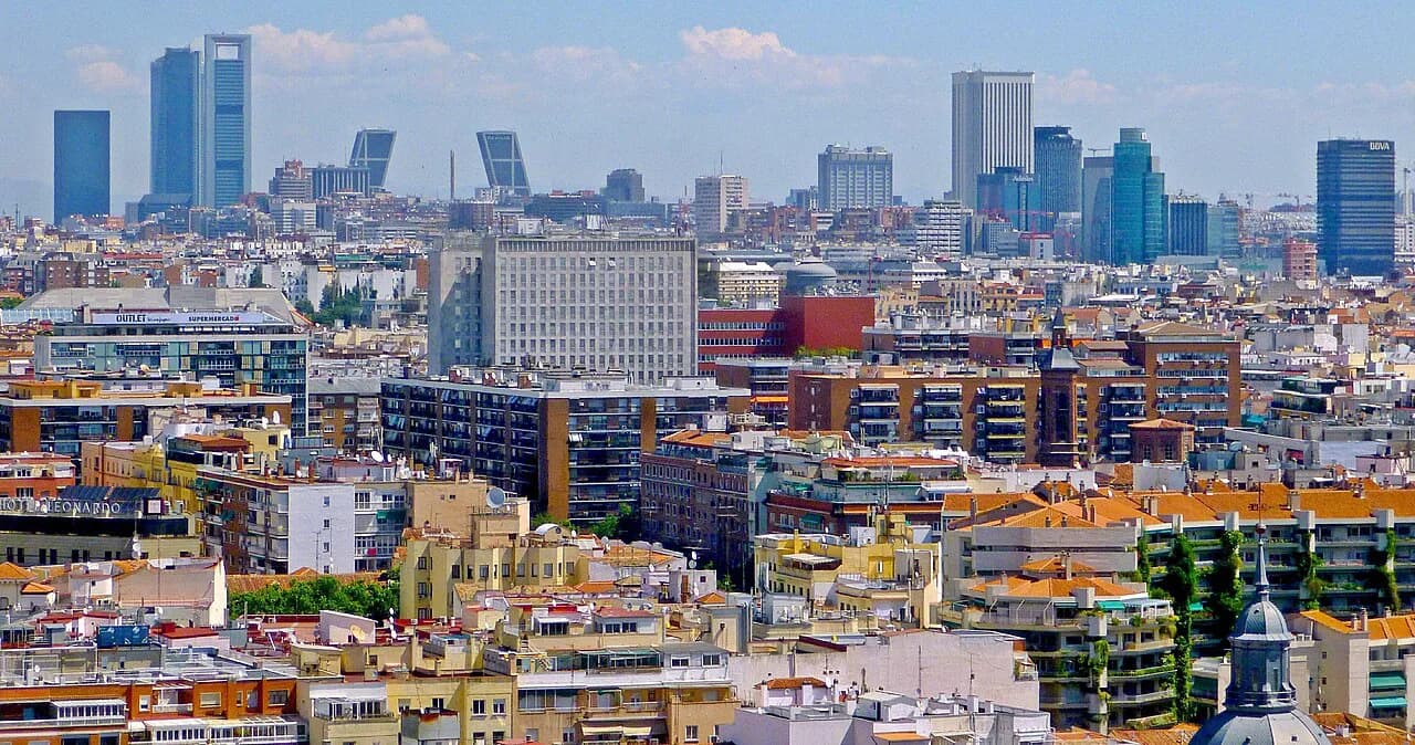 Hotels with Pools in Madrid: Rooftops, Seasons and Access