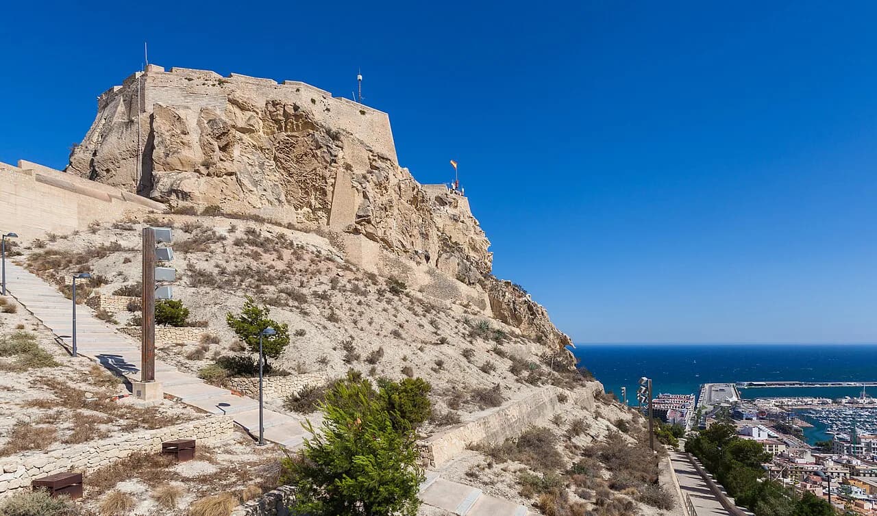 Luxury Hotels in Alicante: Rooms, Terraces and Privileges