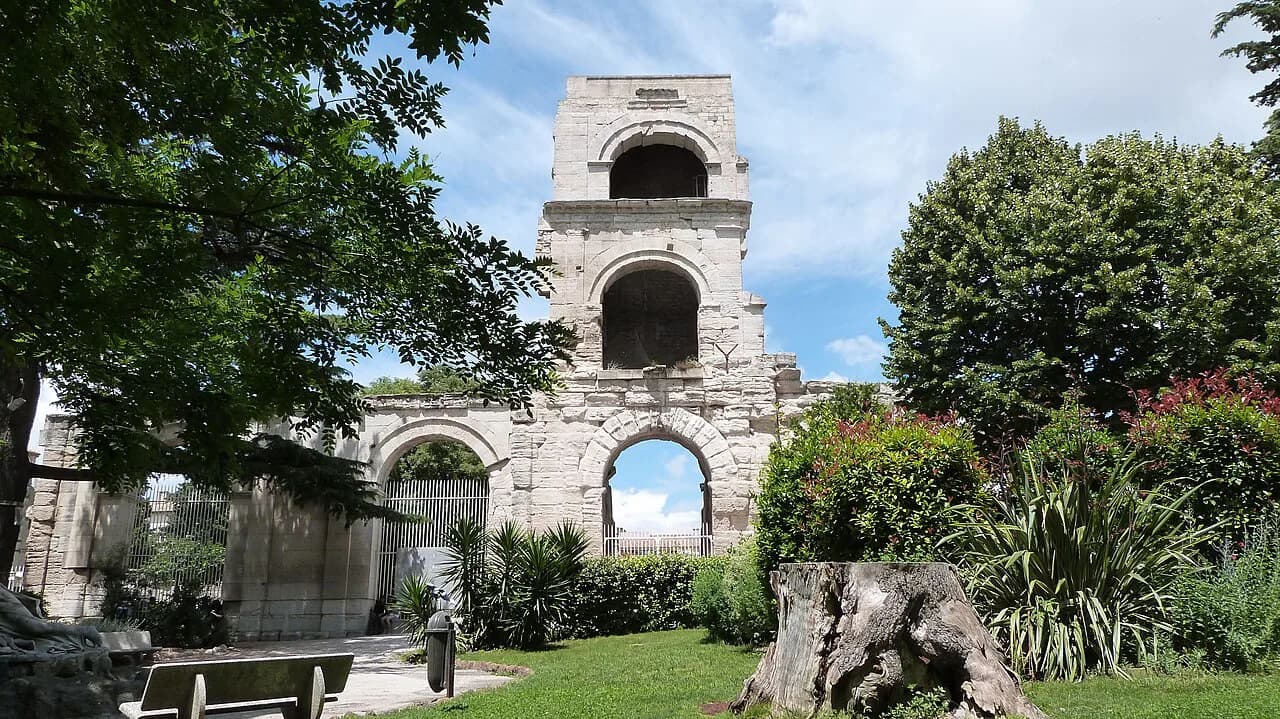Luxury Hotels in Arles: Compare Suites and Garden Settings