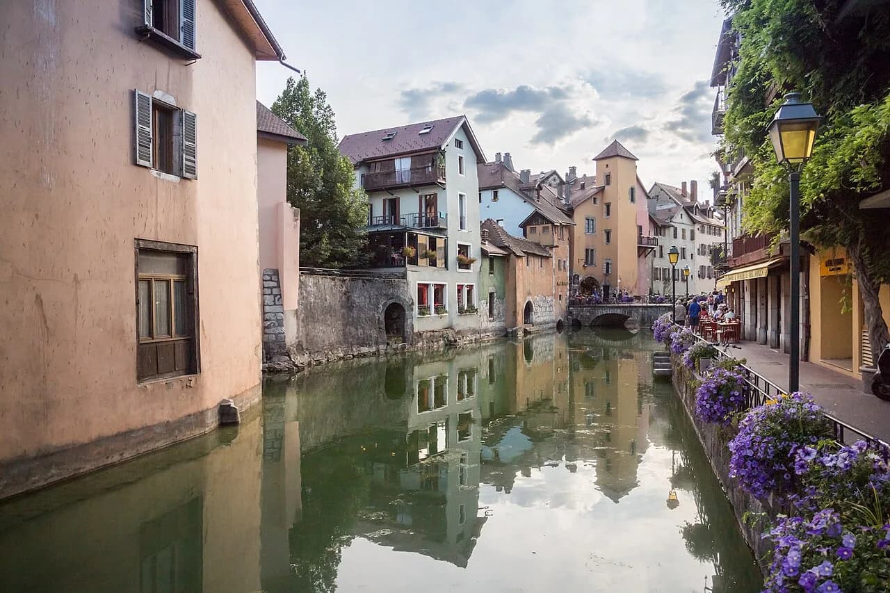 Where to Stay in Annecy: Canals, Lakefront or Bonlieu