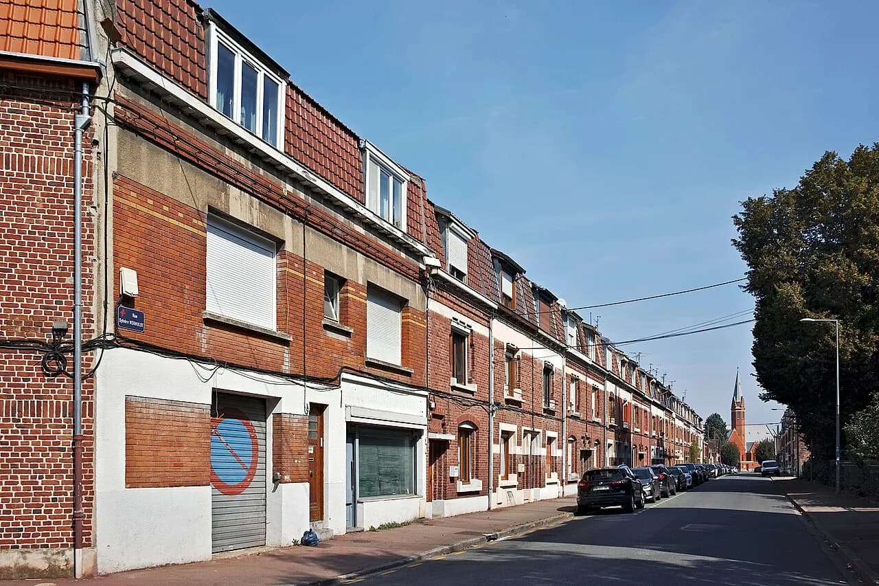 Residential buildings along Rue Sylvère Verhulst in Lille