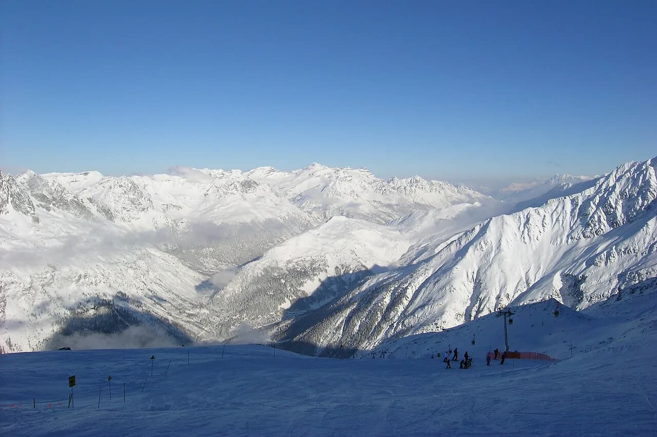 Where to Stay in Chamonix for Skiing: Choose the Approach