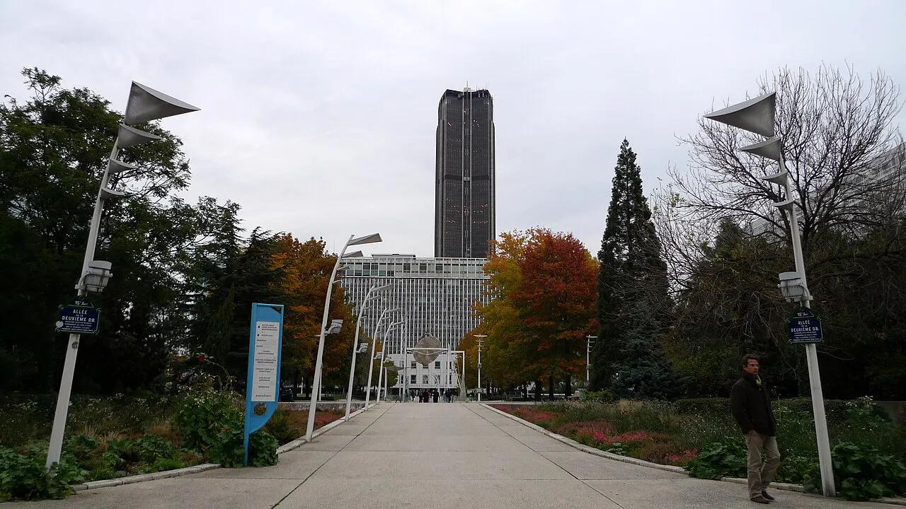 Level paved path through the Jardin Atlantique with the Tour Montparnasse behind, Paris