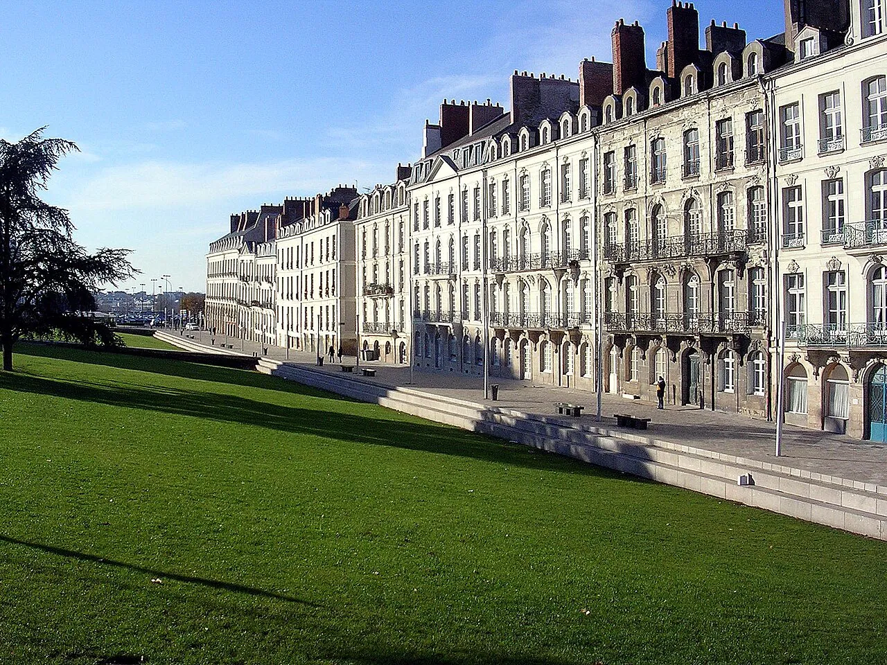 Row of 18th-century stone townhouses facing a broad lawn on the Île Feydeau in Nantes
