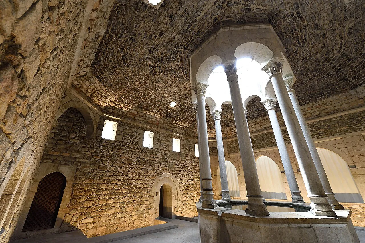 Columned central pavilion beneath the stone vaults of the medieval Banys Àrabs in Girona