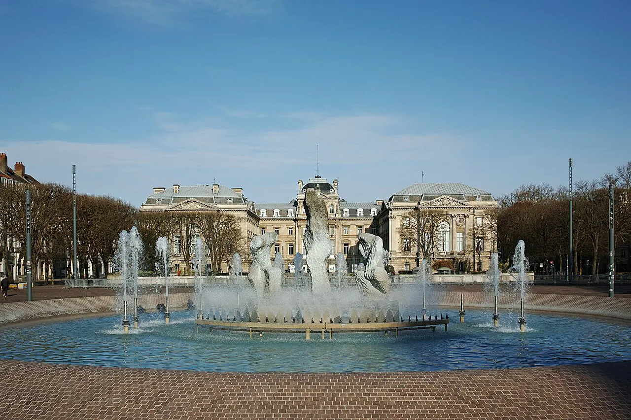 Fountain on Place de la République with the Préfecture building behind, Lille