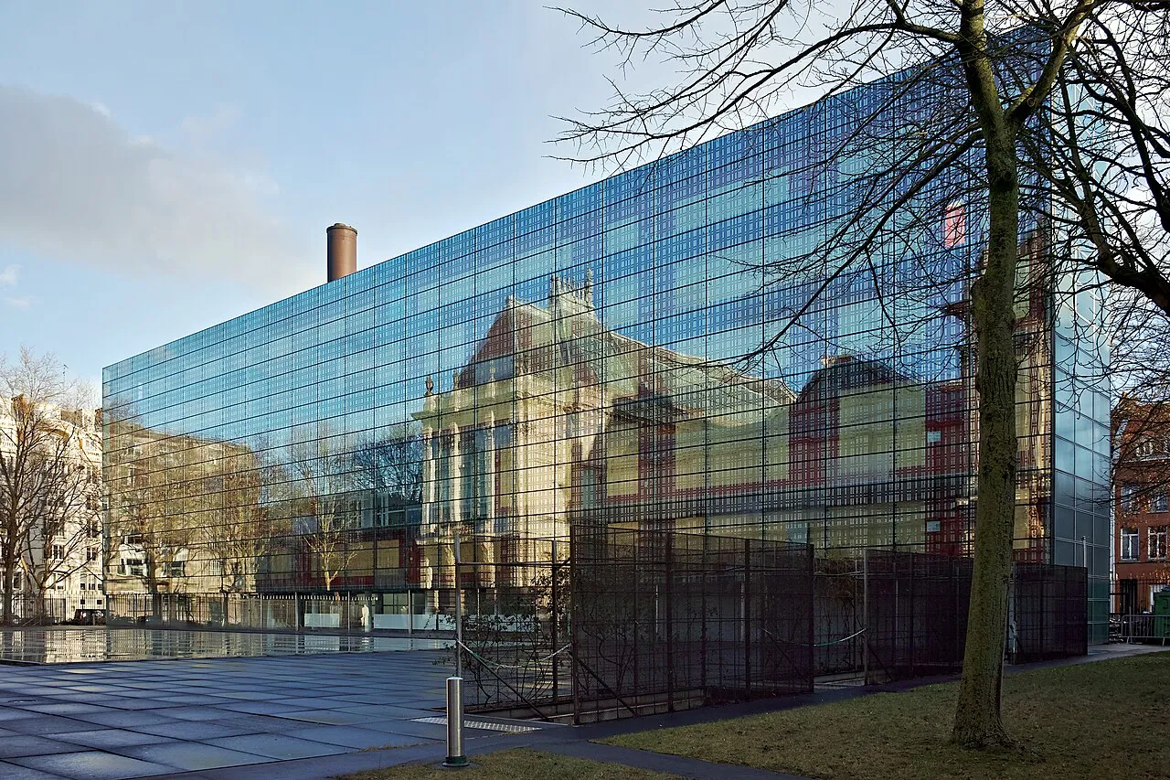 Glass annex of the Palais des Beaux-Arts reflecting the museum’s historic facade, Lille