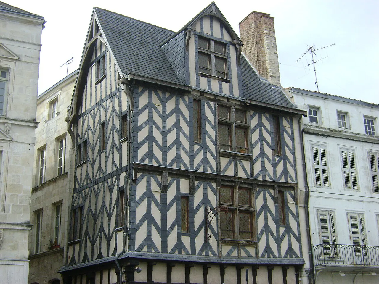 A slate-roofed half-timbered house on Rue Pas du Minage in La Rochelle’s old town