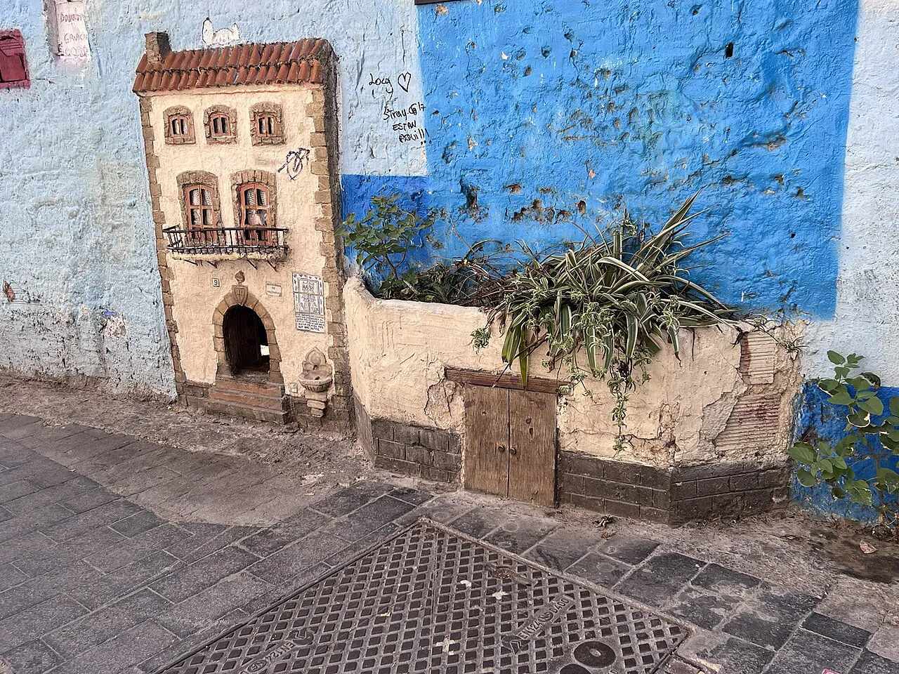 Casa de los Gatos, a tiny model house for cats built into a wall in Valencia's El Carmen