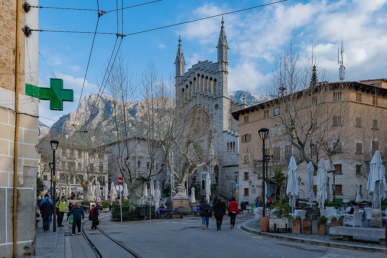 Plaça de la Constitució in Sóller with the church of Sant Bartomeu and mountains behind