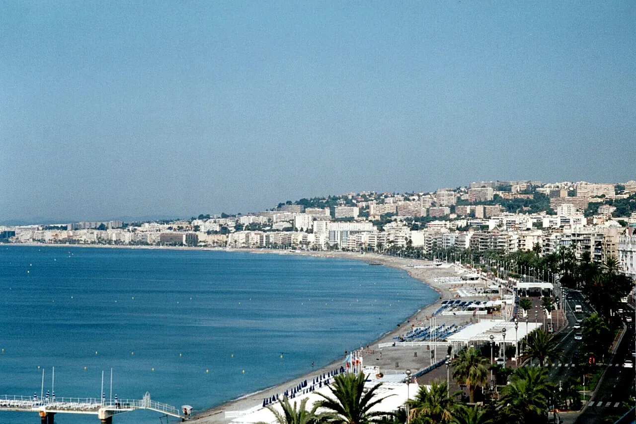 The Baie des Anges and Promenade des Anglais curving west along the Nice seafront