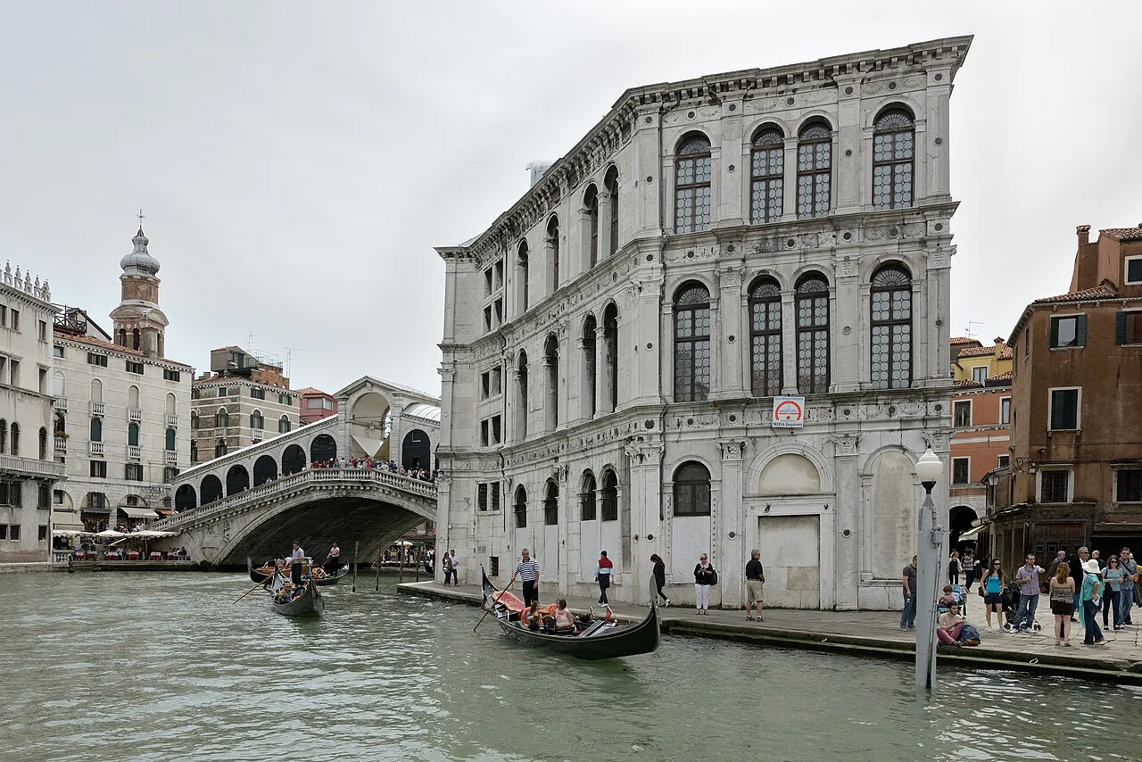 Palazzo dei Camerlenghi on the San Polo bank of the Grand Canal, with the Rialto Bridge behind